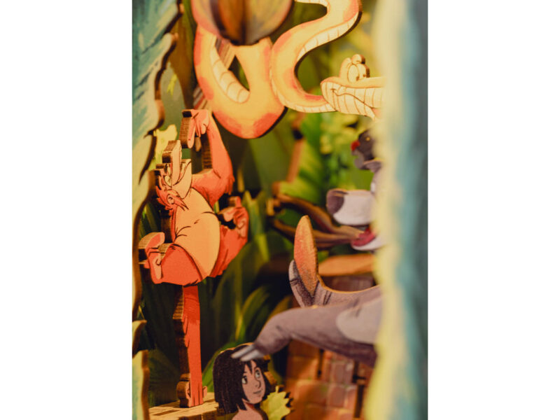 Tiny Adventures Book Nook - Disney "Das Dschungelbuch" mit LED Beleuchtung Holzbausatz 68 Teile - Revell 00535 – Bild 4