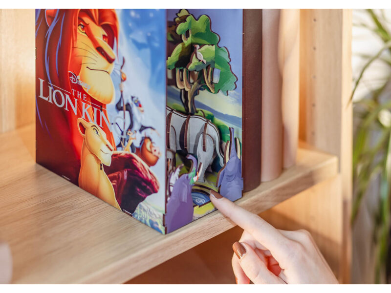 Tiny Adventures Book Nook - Disney "König der Löwen" mit LED Beleuchtung Holzbausatz 82 Teile - Revell 00534 – Bild 4