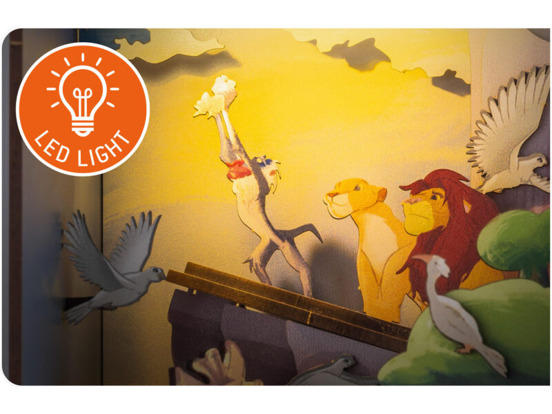 Tiny Adventures Book Nook - Disney "König der Löwen" mit LED Beleuchtung Holzbausatz 82 Teile - Revell 00534 – Bild 6