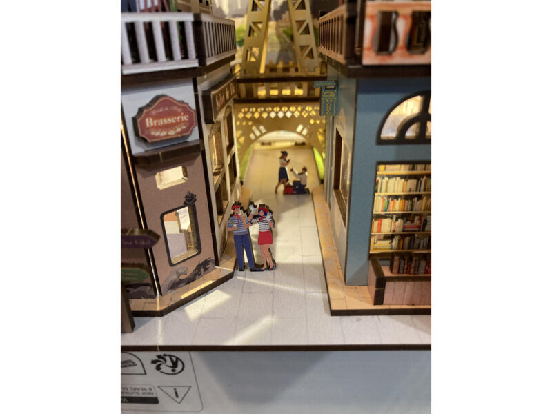Tiny Adventures Book Nook - Paris Eifelturm mit LED Beleuchtung Holzbausatz 168 Teile - Revell 00539 – Bild 4
