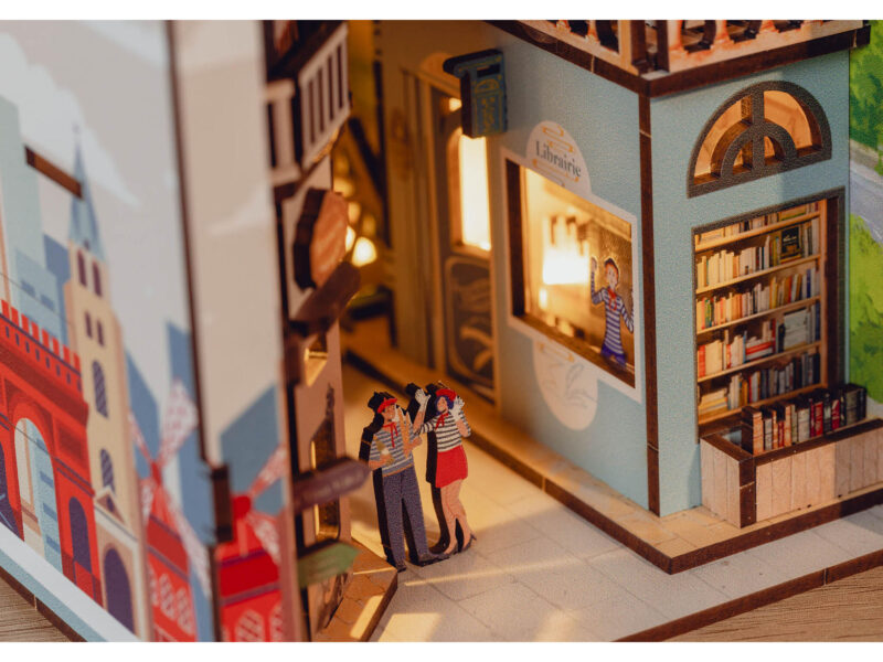 Tiny Adventures Book Nook - Paris Eifelturm mit LED Beleuchtung Holzbausatz 168 Teile - Revell 00539 – Bild 5