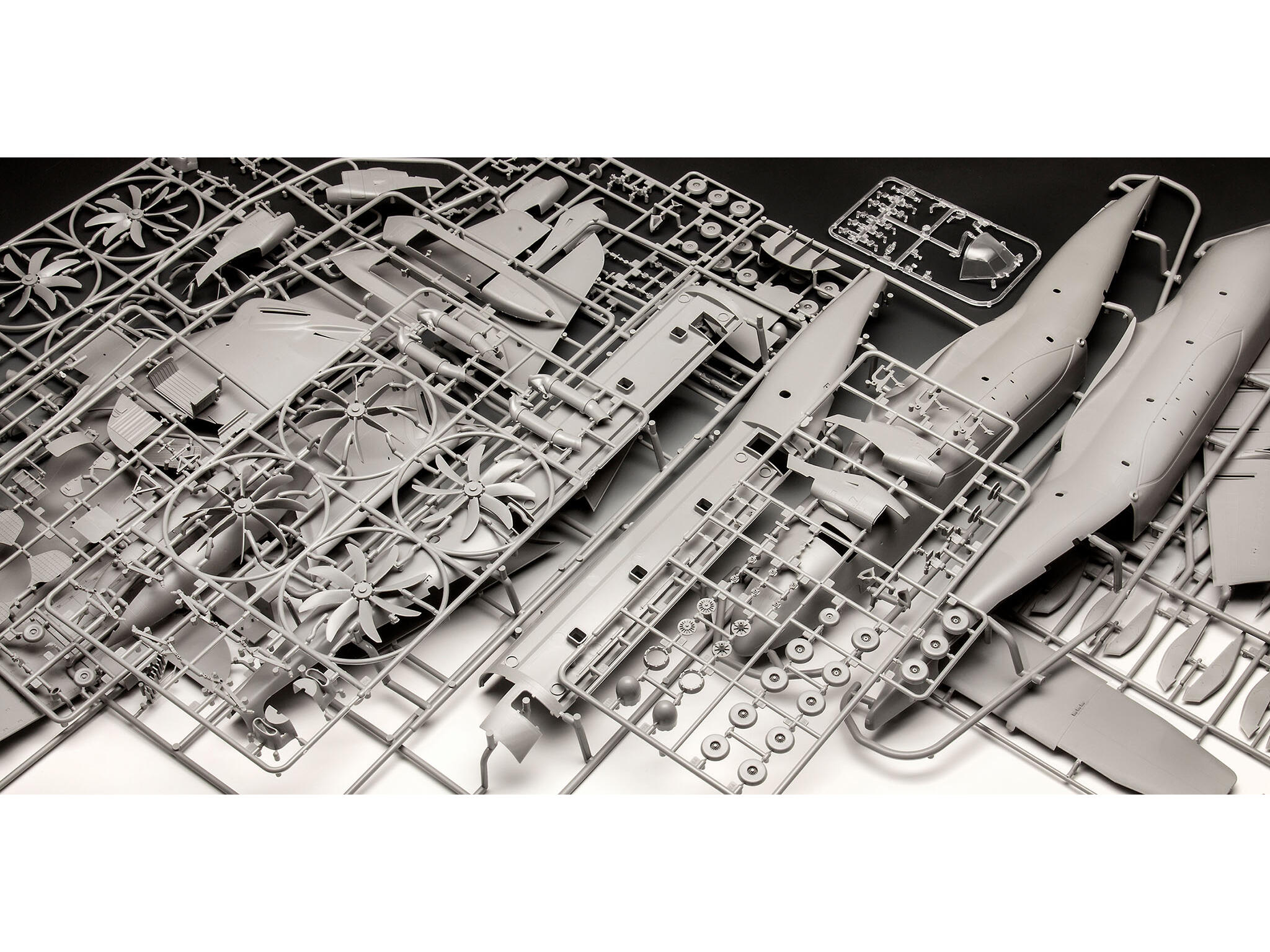 Airbus A400M Atlas "RAF" Modellbausatz Set 1:72 64 cm - Revell 03822 – Bild 7