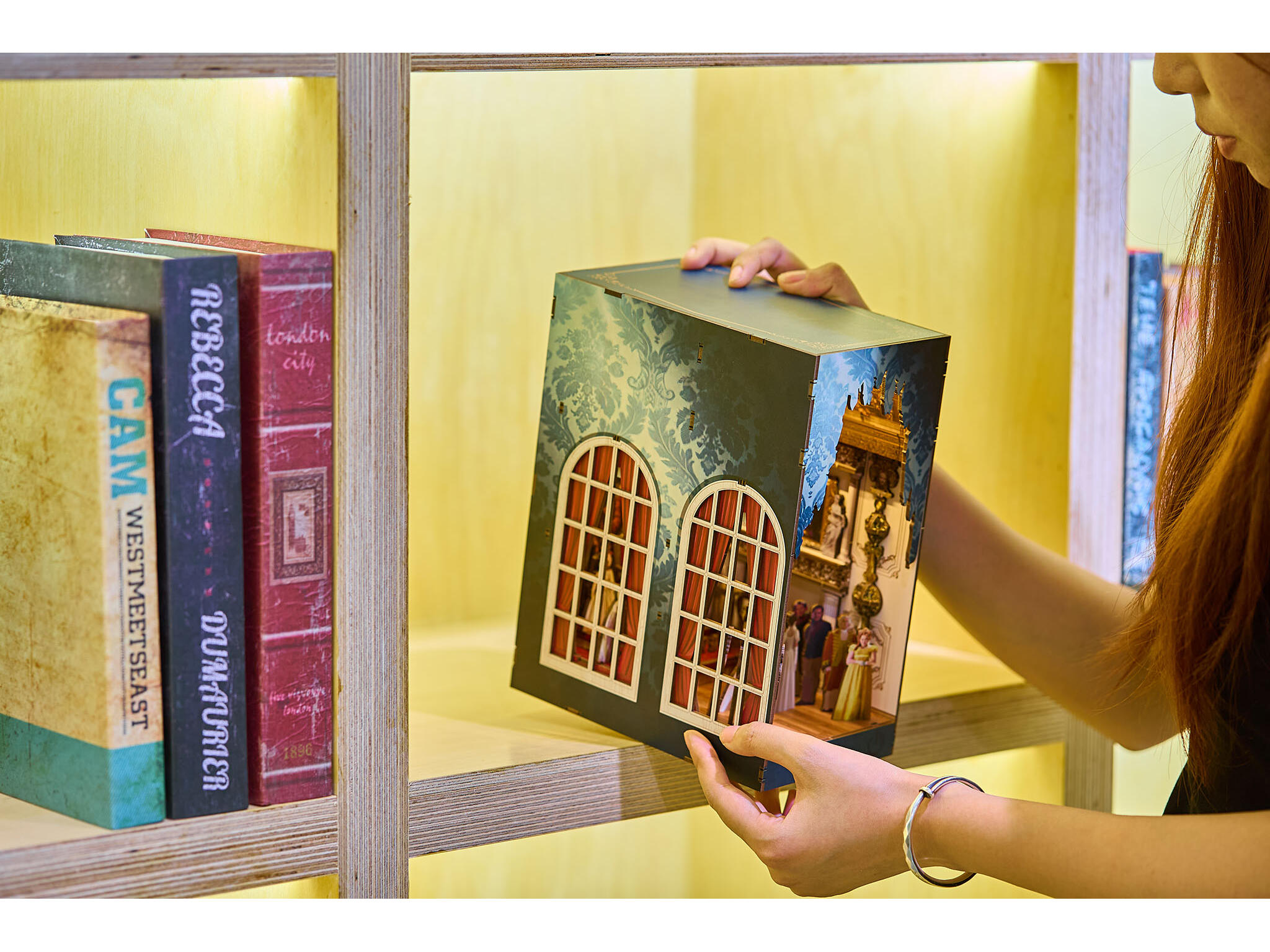 Tiny Adventures - Bridgerton "The Duke and I" Book Nook Miniaturwelt LED Beleuchtung Holzbausatz- Revell 00542 – Bild 12